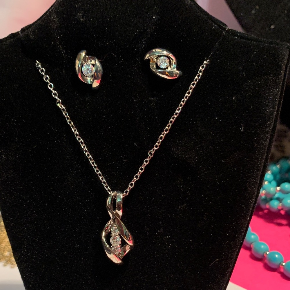 Elegant Avon Paisley Ice CZ Silver Necklace and Earring Set
